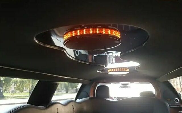 Белый Линкольн Таун Кар, объемом двигателя 4.6 л и пробегом 150 тыс. км за 10000 $, фото 9 на Automoto.ua