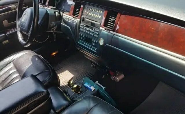 Белый Линкольн Таун Кар, объемом двигателя 4.6 л и пробегом 150 тыс. км за 10000 $, фото 10 на Automoto.ua