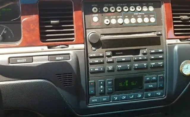 Белый Линкольн Таун Кар, объемом двигателя 4.6 л и пробегом 150 тыс. км за 10000 $, фото 12 на Automoto.ua