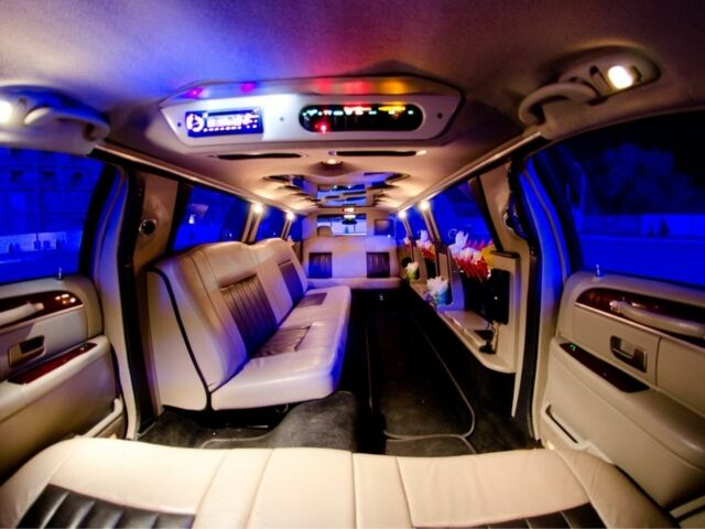 Білий Лінкольн Town Car, об'ємом двигуна 4.6 л та пробігом 148 тис. км за 7400 $, фото 10 на Automoto.ua