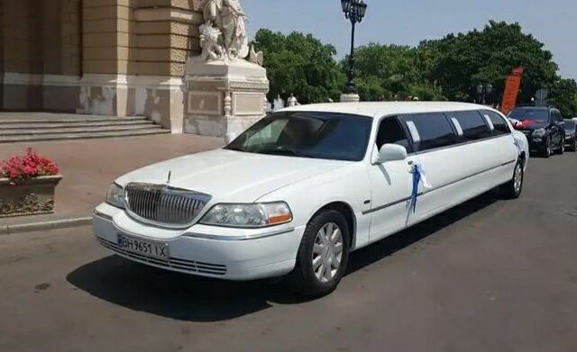 Белый Линкольн Таун Кар, объемом двигателя 4.6 л и пробегом 150 тыс. км за 10000 $, фото 1 на Automoto.ua