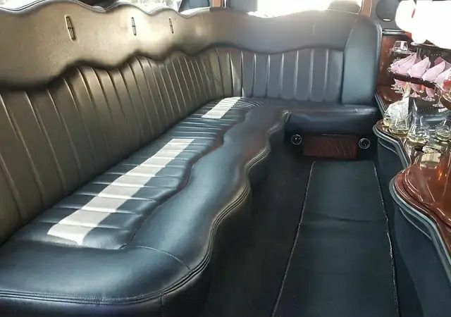 Белый Линкольн Таун Кар, объемом двигателя 4.6 л и пробегом 150 тыс. км за 10000 $, фото 8 на Automoto.ua