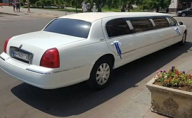 Белый Линкольн Таун Кар, объемом двигателя 4.6 л и пробегом 150 тыс. км за 10000 $, фото 3 на Automoto.ua