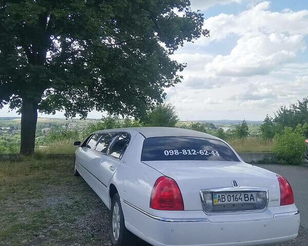 Білий Лінкольн Town Car, об'ємом двигуна 4.6 л та пробігом 300 тис. км за 10000 $, фото 3 на Automoto.ua