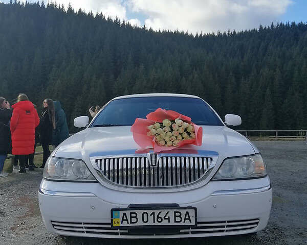 Білий Лінкольн Town Car, об'ємом двигуна 4.6 л та пробігом 300 тис. км за 10000 $, фото 17 на Automoto.ua