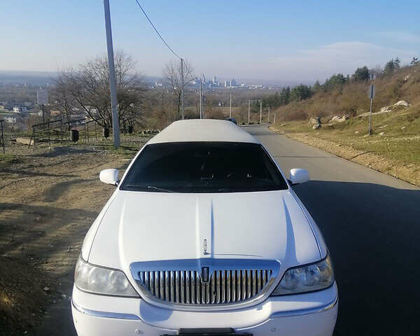 Білий Лінкольн Town Car, об'ємом двигуна 4.6 л та пробігом 300 тис. км за 10000 $, фото 16 на Automoto.ua