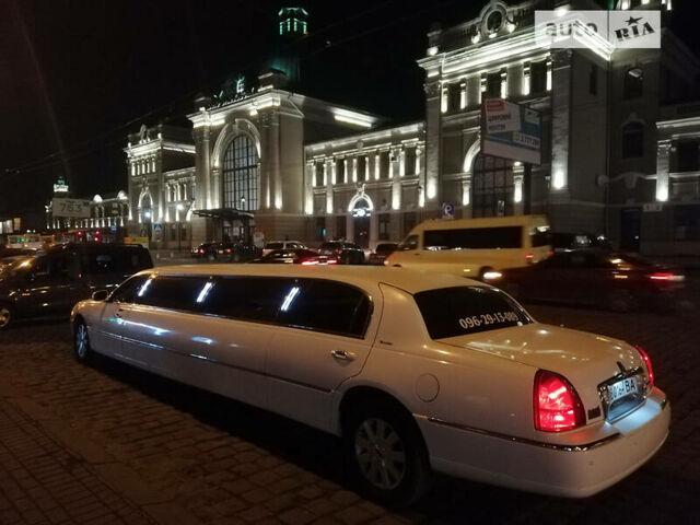 Білий Лінкольн Town Car, об'ємом двигуна 4.6 л та пробігом 300 тис. км за 10000 $, фото 19 на Automoto.ua