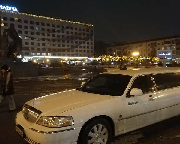 Білий Лінкольн Town Car, об'ємом двигуна 4.6 л та пробігом 300 тис. км за 10000 $, фото 20 на Automoto.ua