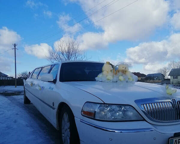 Білий Лінкольн Town Car, об'ємом двигуна 4.6 л та пробігом 300 тис. км за 10000 $, фото 21 на Automoto.ua