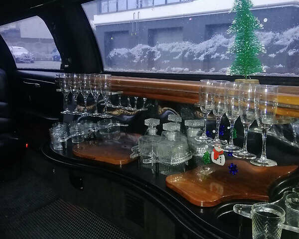 Білий Лінкольн Town Car, об'ємом двигуна 4.6 л та пробігом 300 тис. км за 10000 $, фото 22 на Automoto.ua