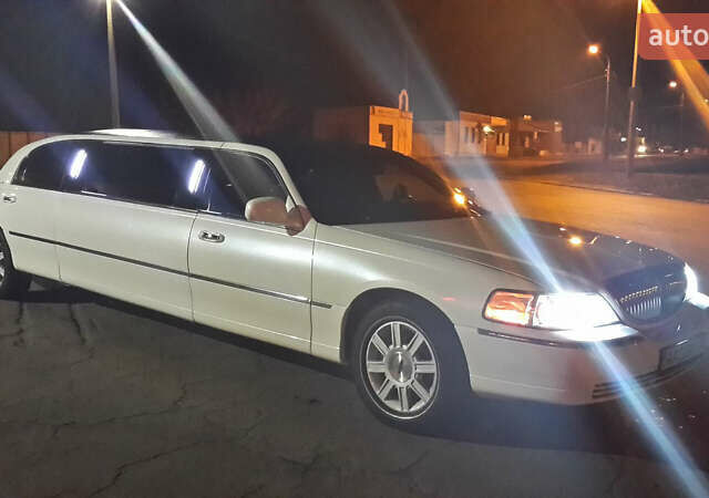 Белый Линкольн Таун Кар, объемом двигателя 4.6 л и пробегом 340 тыс. км за 9999 $, фото 6 на Automoto.ua