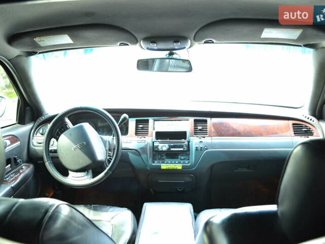 Белый Линкольн Таун Кар, объемом двигателя 4.6 л и пробегом 340 тыс. км за 9999 $, фото 8 на Automoto.ua