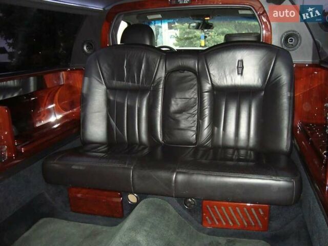 Белый Линкольн Таун Кар, объемом двигателя 4.6 л и пробегом 340 тыс. км за 9999 $, фото 2 на Automoto.ua