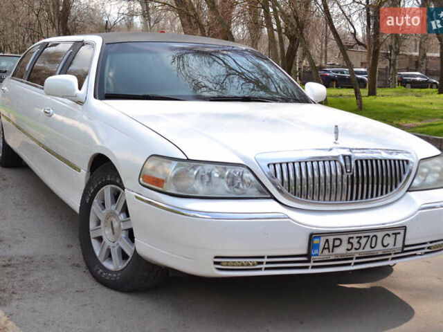 Белый Линкольн Таун Кар, объемом двигателя 4.6 л и пробегом 340 тыс. км за 9999 $, фото 5 на Automoto.ua