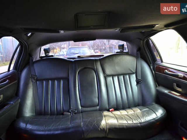 Белый Линкольн Таун Кар, объемом двигателя 4.6 л и пробегом 340 тыс. км за 9999 $, фото 9 на Automoto.ua