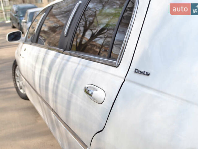 Белый Линкольн Таун Кар, объемом двигателя 4.6 л и пробегом 340 тыс. км за 9999 $, фото 3 на Automoto.ua