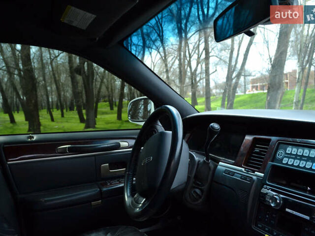 Белый Линкольн Таун Кар, объемом двигателя 4.6 л и пробегом 340 тыс. км за 9999 $, фото 1 на Automoto.ua