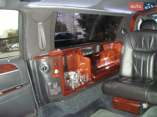 Белый Линкольн Таун Кар, объемом двигателя 4.6 л и пробегом 340 тыс. км за 9999 $, фото 4 на Automoto.ua