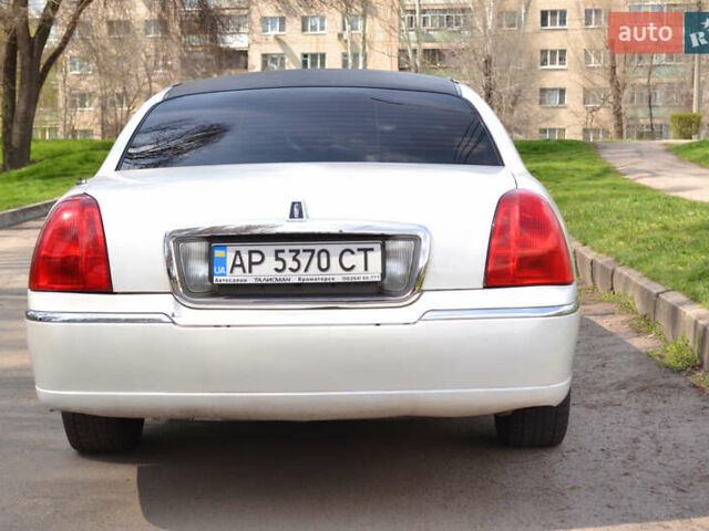 Белый Линкольн Таун Кар, объемом двигателя 4.6 л и пробегом 340 тыс. км за 9999 $, фото 7 на Automoto.ua