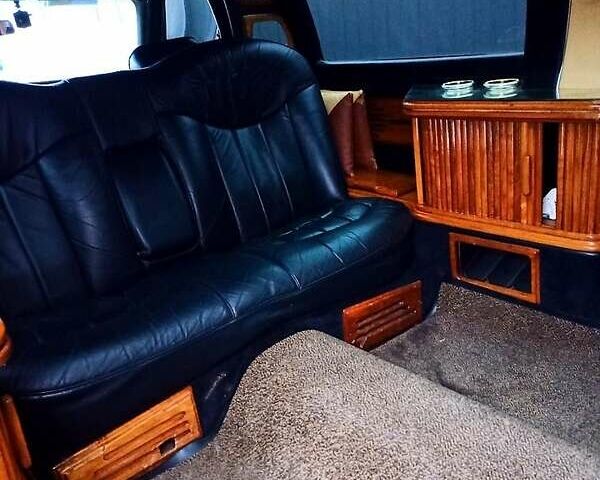 Белый Линкольн Таун Кар, объемом двигателя 4.6 л и пробегом 400 тыс. км за 11800 $, фото 2 на Automoto.ua