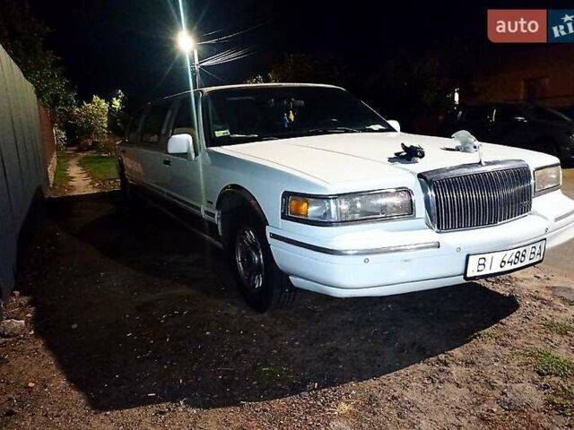 Белый Линкольн Таун Кар, объемом двигателя 4.6 л и пробегом 400 тыс. км за 11800 $, фото 6 на Automoto.ua