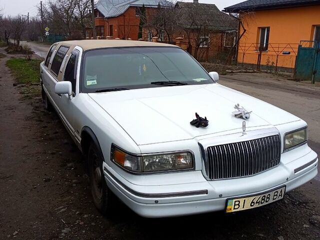 Білий Лінкольн Town Car, об'ємом двигуна 4.6 л та пробігом 400 тис. км за 11800 $, фото 6 на Automoto.ua