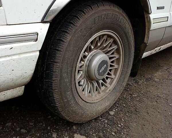 Белый Линкольн Таун Кар, объемом двигателя 4.6 л и пробегом 400 тыс. км за 11800 $, фото 4 на Automoto.ua