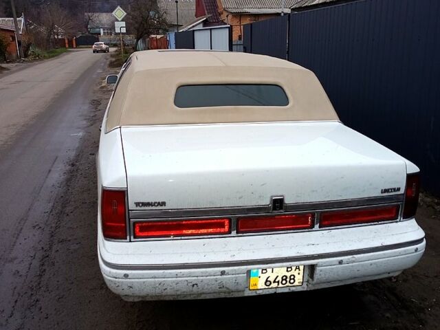 Білий Лінкольн Town Car, об'ємом двигуна 4.6 л та пробігом 400 тис. км за 11800 $, фото 1 на Automoto.ua