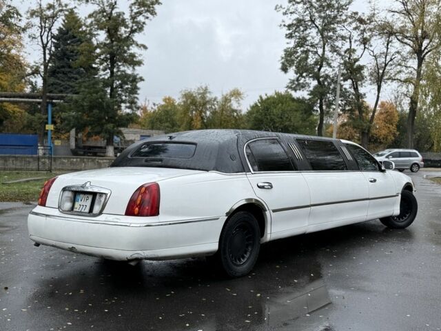 Білий Лінкольн Town Car, об'ємом двигуна 4.6 л та пробігом 200 тис. км за 1800 $, фото 2 на Automoto.ua
