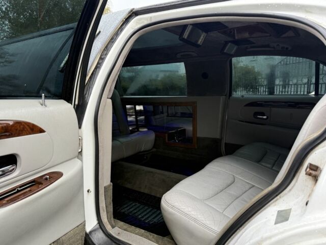 Білий Лінкольн Town Car, об'ємом двигуна 4.6 л та пробігом 200 тис. км за 1800 $, фото 6 на Automoto.ua
