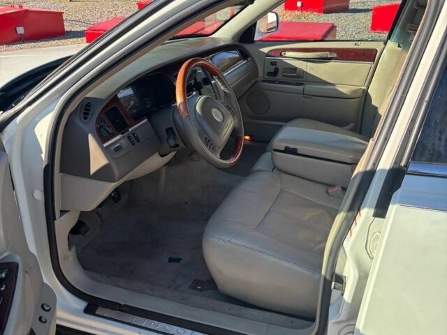 Белый Линкольн Таун Кар, объемом двигателя 4 л и пробегом 110 тыс. км за 6500 $, фото 2 на Automoto.ua