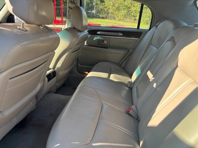 Белый Линкольн Таун Кар, объемом двигателя 4 л и пробегом 110 тыс. км за 6500 $, фото 3 на Automoto.ua