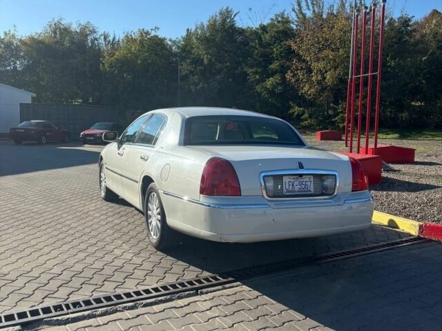 Белый Линкольн Таун Кар, объемом двигателя 4 л и пробегом 110 тыс. км за 6500 $, фото 1 на Automoto.ua