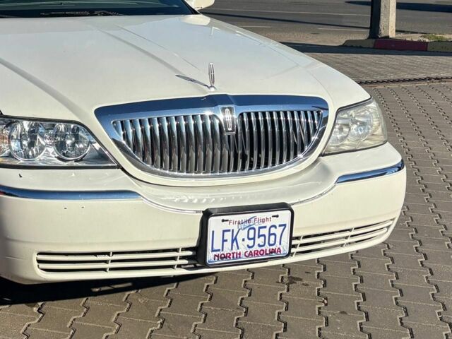 Белый Линкольн Таун Кар, объемом двигателя 4 л и пробегом 110 тыс. км за 6500 $, фото 5 на Automoto.ua