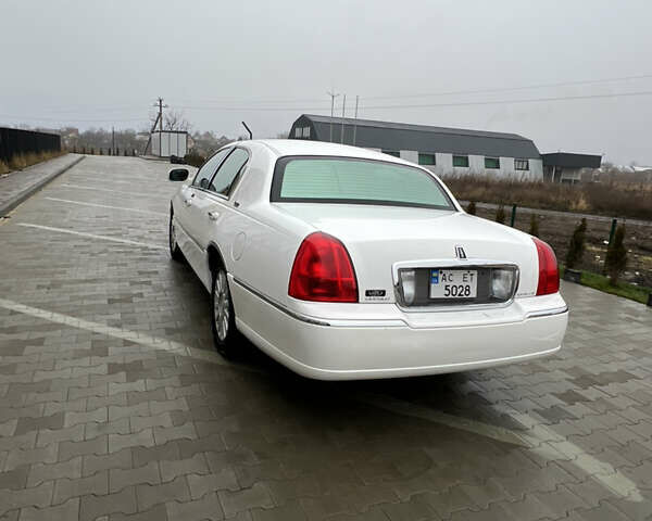 Белый Линкольн Таун Кар, объемом двигателя 4.6 л и пробегом 103 тыс. км за 20000 $, фото 13 на Automoto.ua