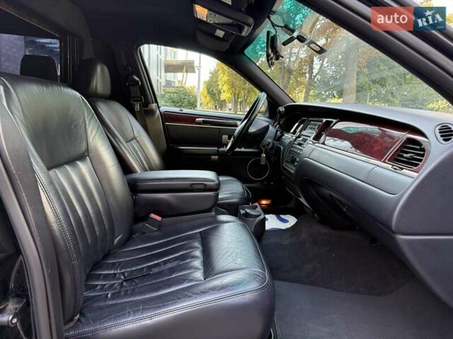 Черный Линкольн Таун Кар, объемом двигателя 4.6 л и пробегом 250 тыс. км за 19900 $, фото 47 на Automoto.ua