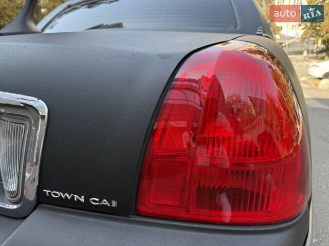 Черный Линкольн Таун Кар, объемом двигателя 4.6 л и пробегом 250 тыс. км за 19900 $, фото 25 на Automoto.ua