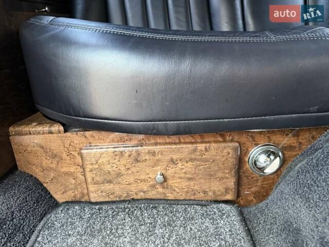 Черный Линкольн Таун Кар, объемом двигателя 4.6 л и пробегом 250 тыс. км за 19900 $, фото 68 на Automoto.ua