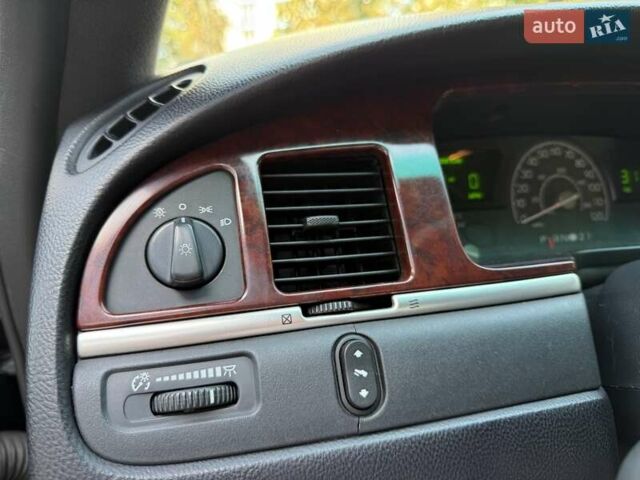 Черный Линкольн Таун Кар, объемом двигателя 4.6 л и пробегом 250 тыс. км за 19900 $, фото 37 на Automoto.ua