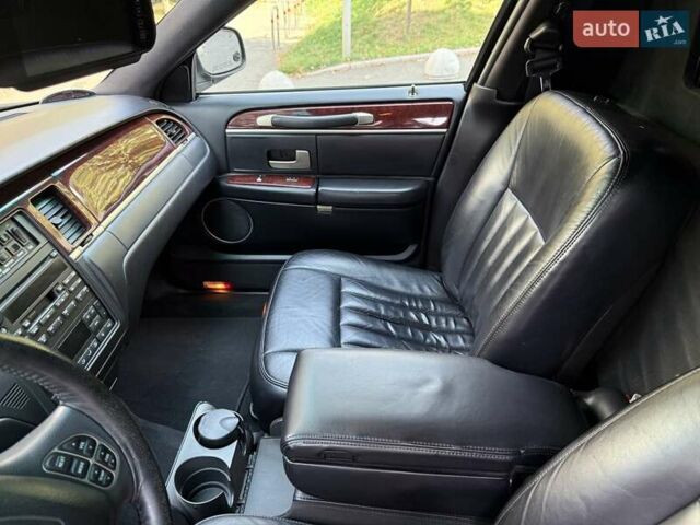 Черный Линкольн Таун Кар, объемом двигателя 4.6 л и пробегом 250 тыс. км за 19900 $, фото 32 на Automoto.ua