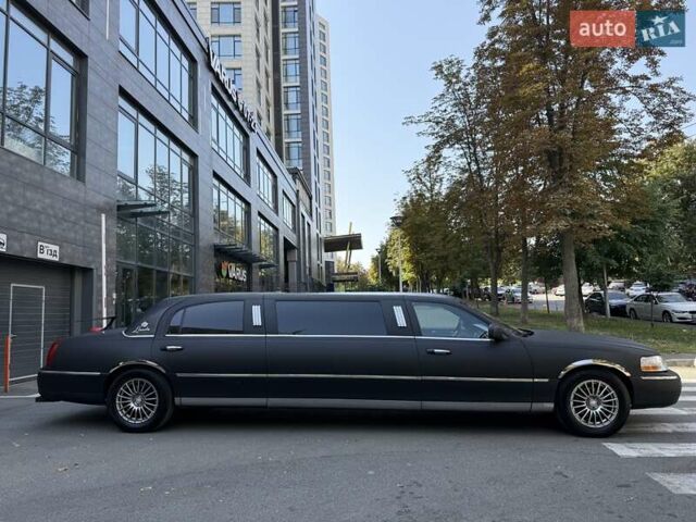 Черный Линкольн Таун Кар, объемом двигателя 4.6 л и пробегом 250 тыс. км за 19900 $, фото 12 на Automoto.ua
