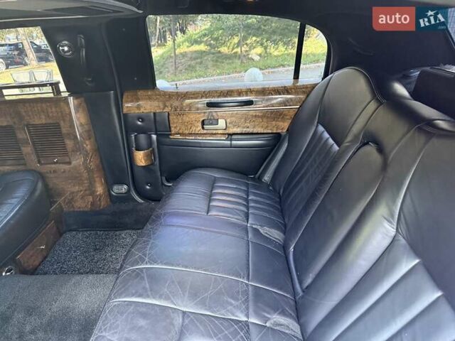 Черный Линкольн Таун Кар, объемом двигателя 4.6 л и пробегом 250 тыс. км за 19900 $, фото 54 на Automoto.ua