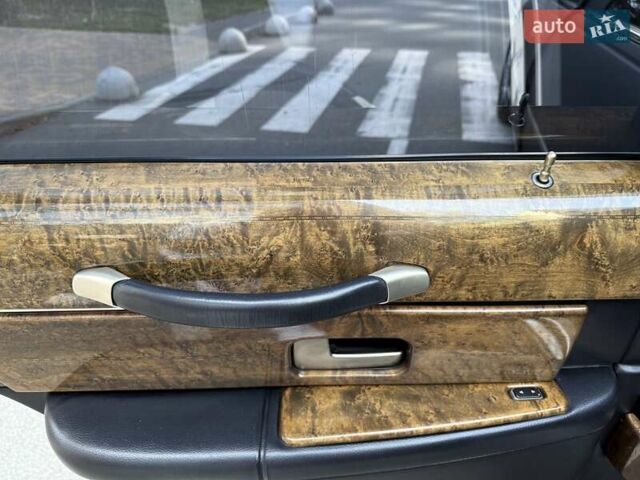 Черный Линкольн Таун Кар, объемом двигателя 4.6 л и пробегом 250 тыс. км за 19900 $, фото 52 на Automoto.ua