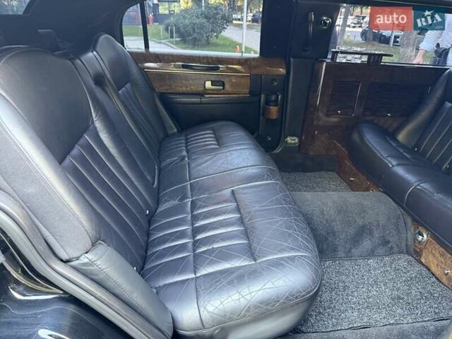 Черный Линкольн Таун Кар, объемом двигателя 4.6 л и пробегом 250 тыс. км за 19900 $, фото 73 на Automoto.ua