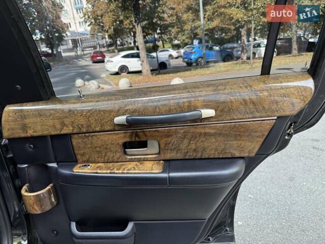 Черный Линкольн Таун Кар, объемом двигателя 4.6 л и пробегом 250 тыс. км за 19900 $, фото 72 на Automoto.ua