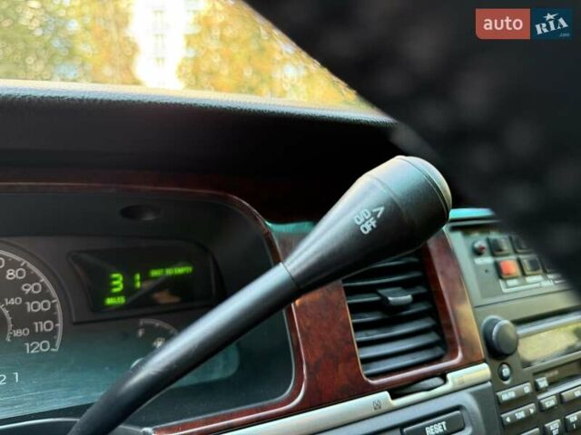 Черный Линкольн Таун Кар, объемом двигателя 4.6 л и пробегом 250 тыс. км за 19900 $, фото 41 на Automoto.ua