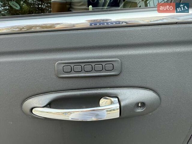 Черный Линкольн Таун Кар, объемом двигателя 4.6 л и пробегом 250 тыс. км за 19900 $, фото 18 на Automoto.ua