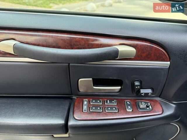 Черный Линкольн Таун Кар, объемом двигателя 4.6 л и пробегом 250 тыс. км за 19900 $, фото 29 на Automoto.ua