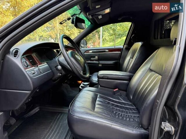 Черный Линкольн Таун Кар, объемом двигателя 4.6 л и пробегом 250 тыс. км за 19900 $, фото 31 на Automoto.ua