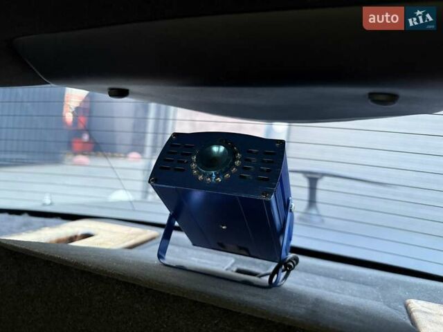 Черный Линкольн Таун Кар, объемом двигателя 4.6 л и пробегом 250 тыс. км за 19900 $, фото 64 на Automoto.ua